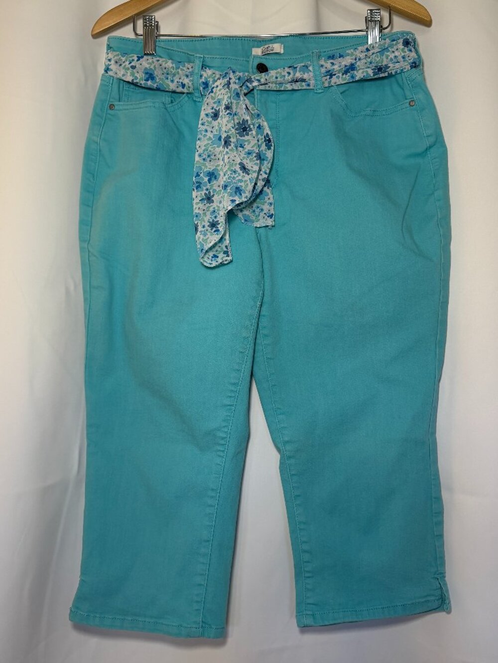 Croft & Barrow Denim Capris Womens 14 Teal Aqua Floral Scarf Belt Stretch EUC